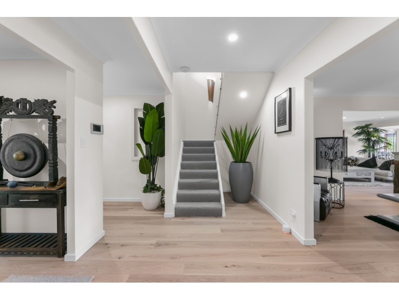 4 River Crescent, Broadbeach Waters QLD 4218
