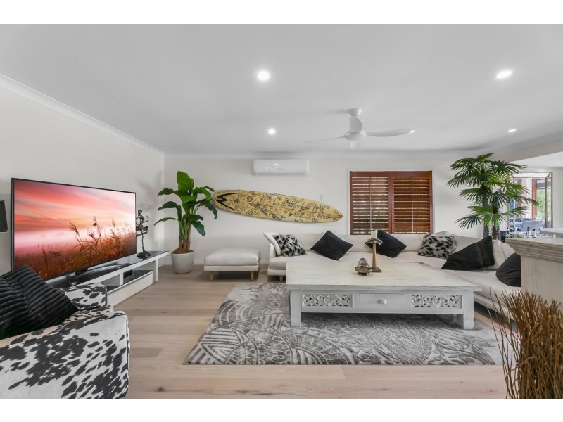 4 River Crescent, Broadbeach Waters QLD 4218
