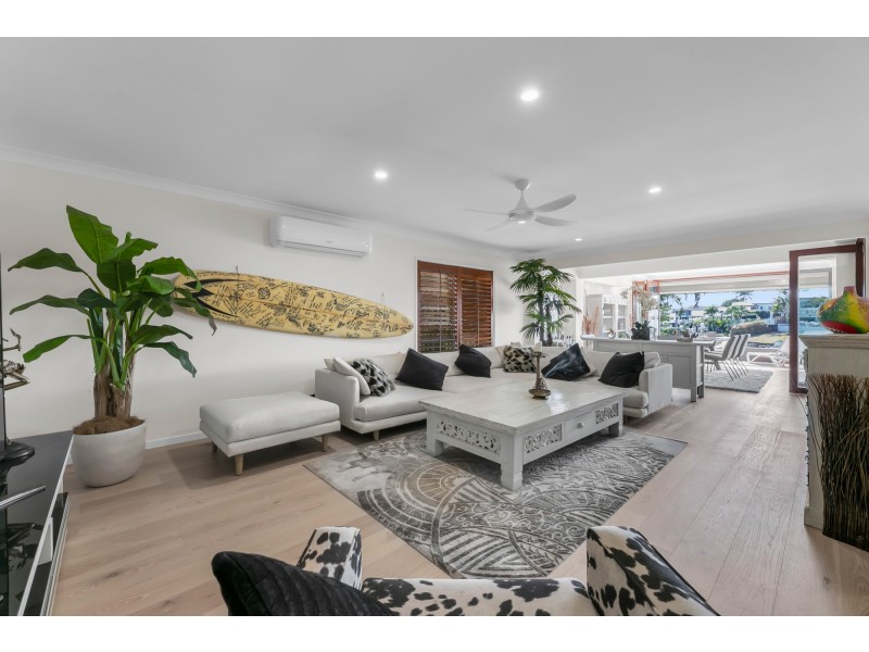 4 River Crescent, Broadbeach Waters QLD 4218