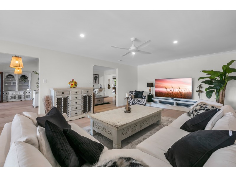 4 River Crescent, Broadbeach Waters QLD 4218