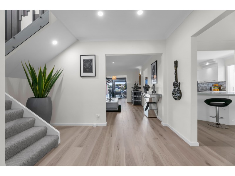 4 River Crescent, Broadbeach Waters QLD 4218