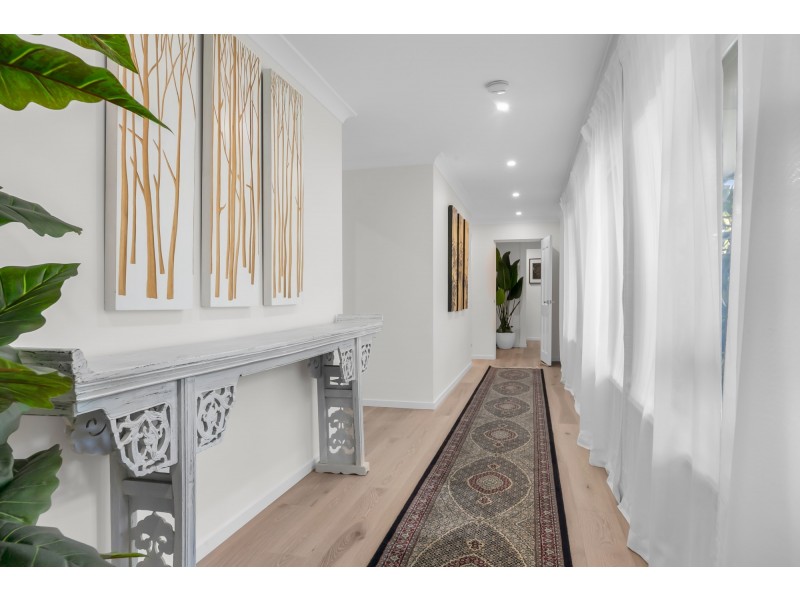 4 River Crescent, Broadbeach Waters QLD 4218