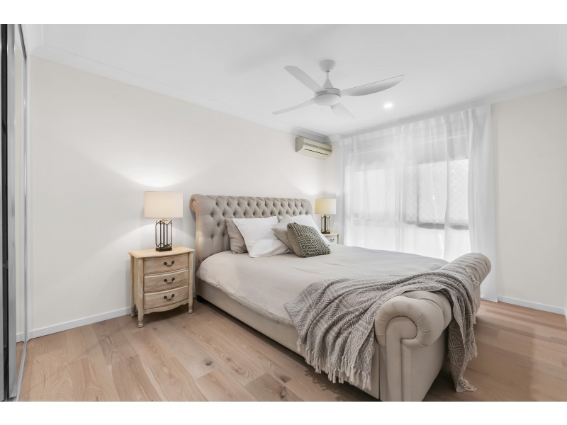 4 River Crescent, Broadbeach Waters QLD 4218