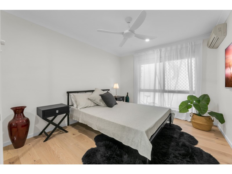 4 River Crescent, Broadbeach Waters QLD 4218