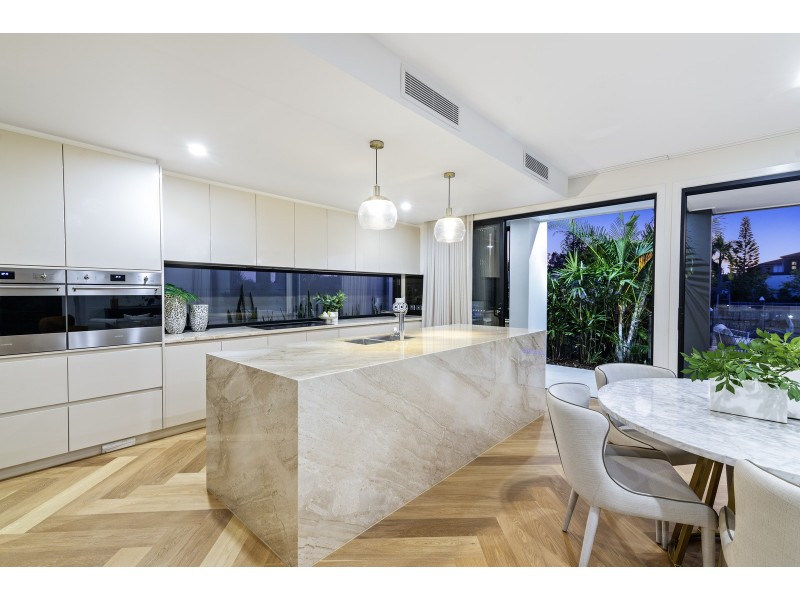 5001 Point Drive, Hope Island QLD 4212