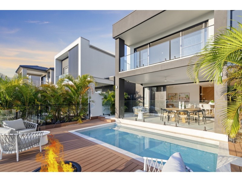 5001 Point Drive, Hope Island QLD 4212