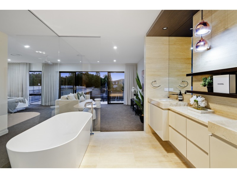 5001 Point Drive, Hope Island QLD 4212