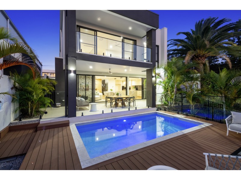 5001 Point Drive, Hope Island QLD 4212