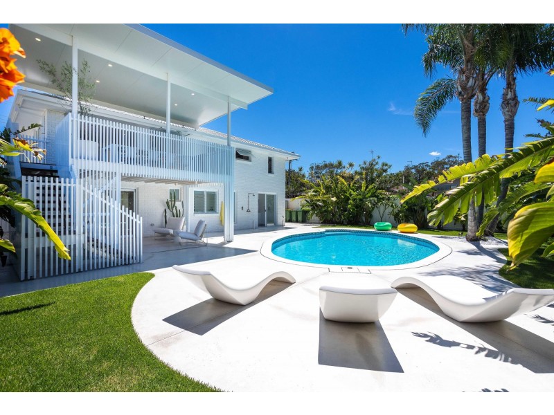 11 Bradley Avenue, Miami QLD 4220