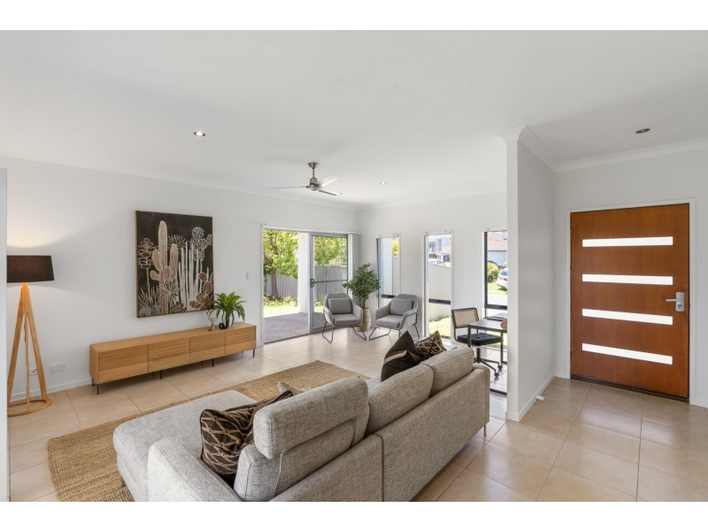 2/32 Marks Drive, Varsity Lakes QLD 4227