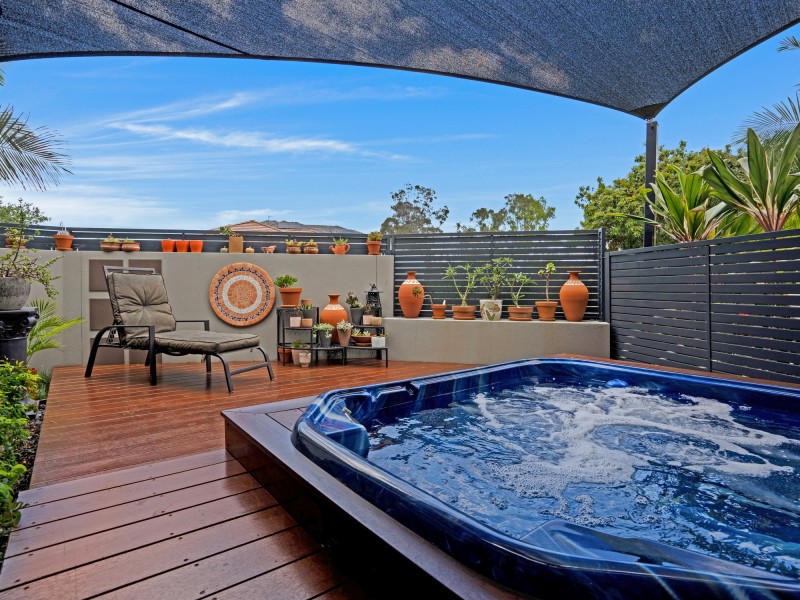 2/1 Sarah Place, Ashmore QLD 4214