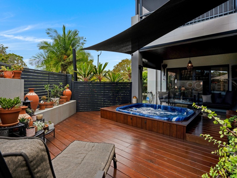2/1 Sarah Place, Ashmore QLD 4214