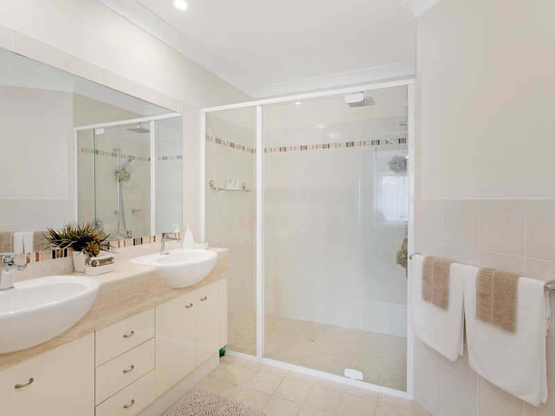 2/1 Sarah Place, Ashmore QLD 4214