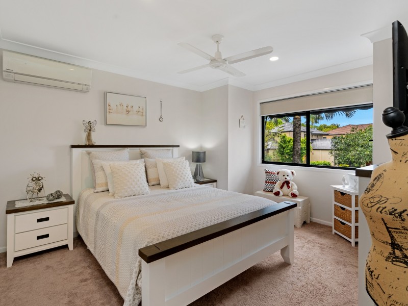 2/1 Sarah Place, Ashmore QLD 4214