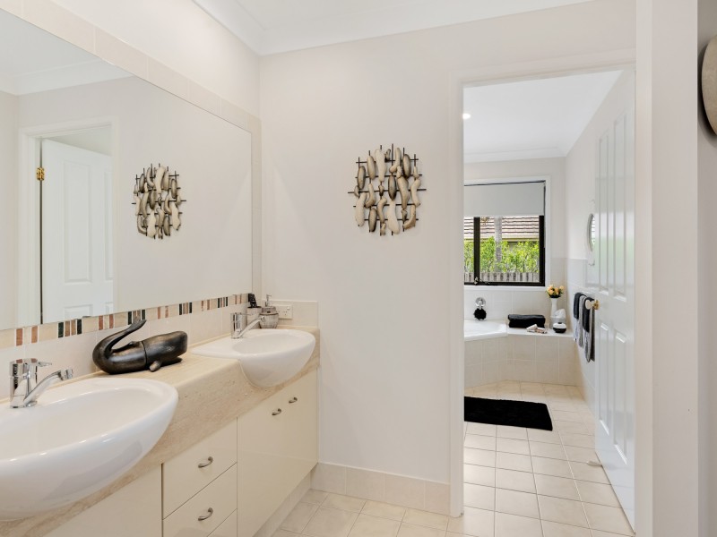 2/1 Sarah Place, Ashmore QLD 4214