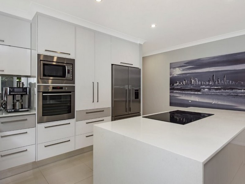2/37 Breaker Street, Main Beach QLD 4217