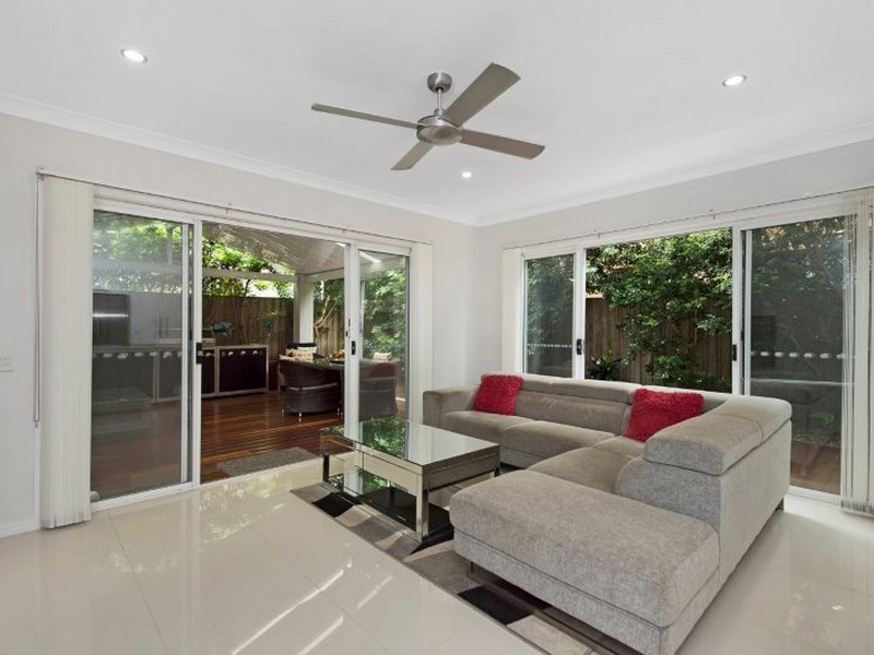 2/37 Breaker Street, Main Beach QLD 4217