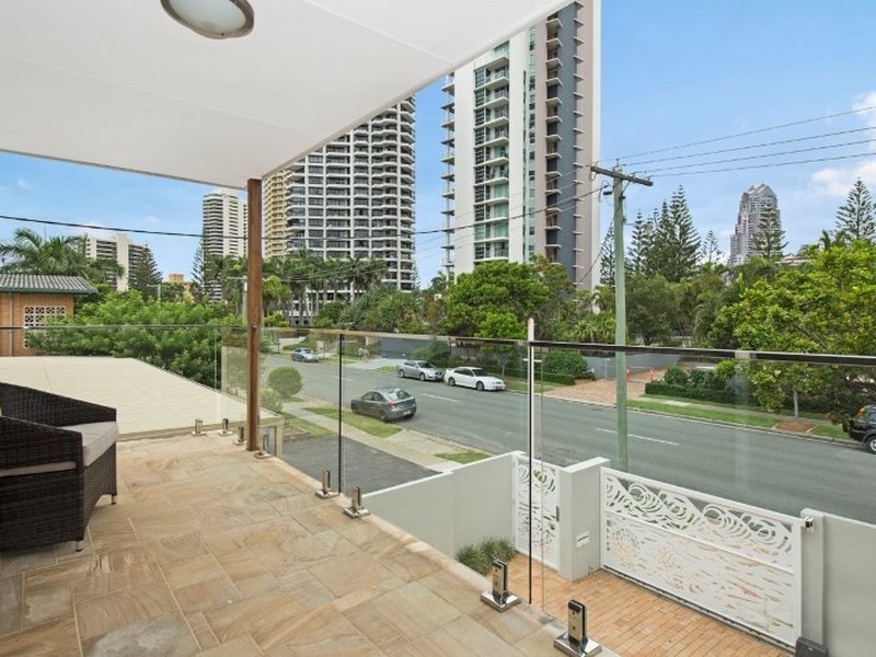 2/37 Breaker Street, Main Beach QLD 4217