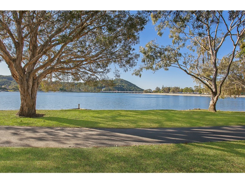 2/1 Tarni Avenue, Palm Beach QLD 4221