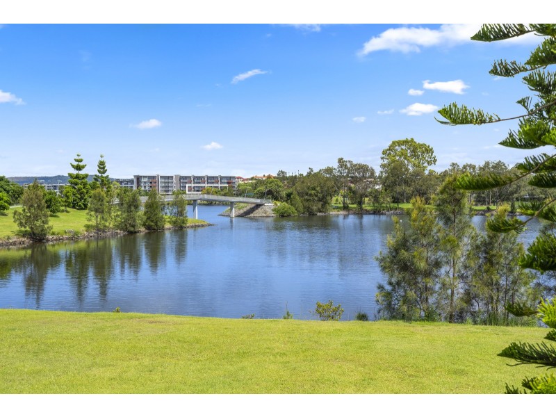 8/302 Christine Avenue, Varsity Lakes QLD 4227
