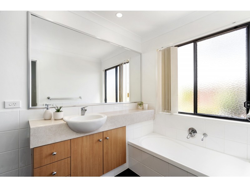 8/302 Christine Avenue, Varsity Lakes QLD 4227