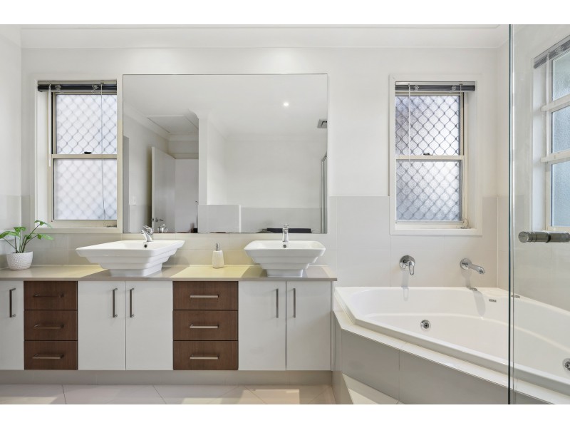 7 Saint Paul Crescent, Varsity Lakes QLD 4227