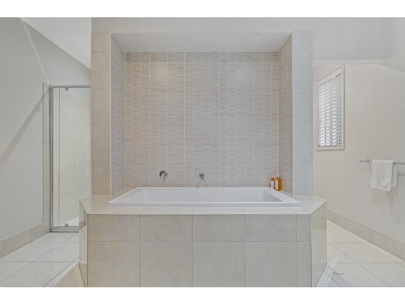18 Skyburnett Street, Reedy Creek QLD 4227