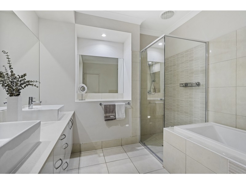 18 Skyburnett Street, Reedy Creek QLD 4227