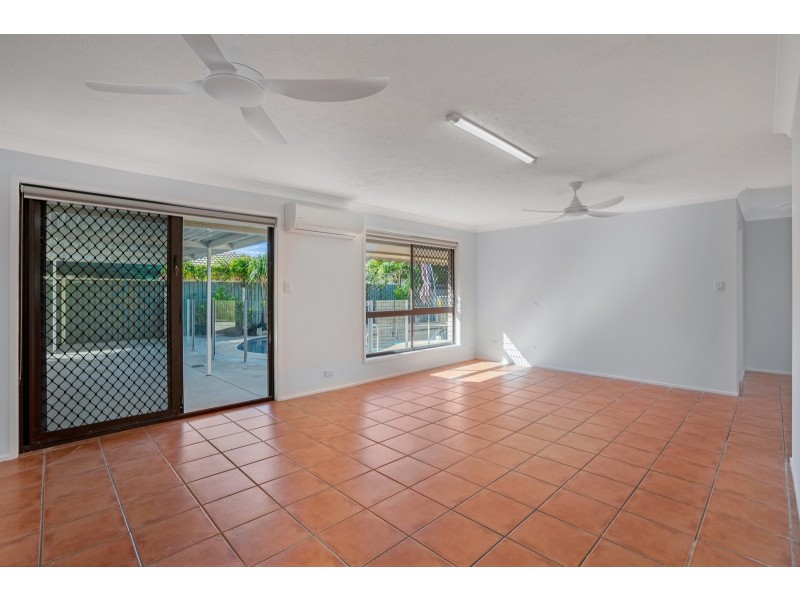 8 Sequoia Close, Elanora QLD 4221