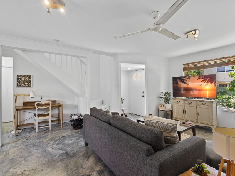 2/32 Government Road, Labrador QLD 4215