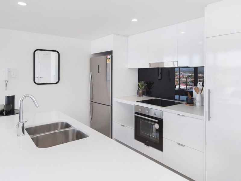 33 Lakefront Crescent, Varsity Lakes QLD 4227