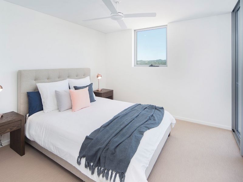 33 Lakefront Crescent, Varsity Lakes QLD 4227