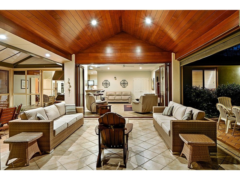 2 Pipers Point, Robina QLD 4226