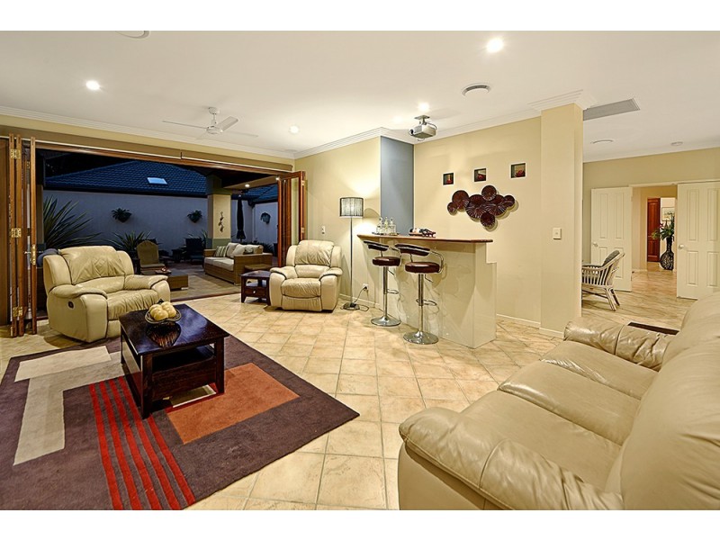 2 Pipers Point, Robina QLD 4226