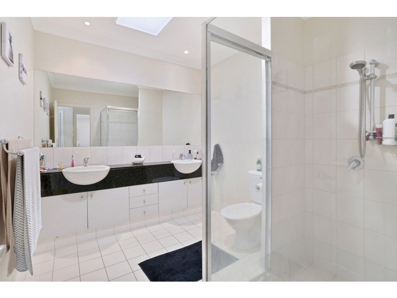 540 Oyster Cove Promenade, Helensvale QLD 4212