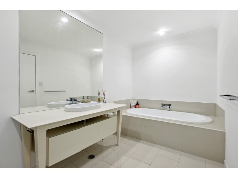 170 North Hill Drive, Robina QLD 4226