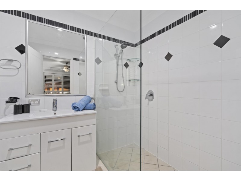 18 Huxley Court, Pacific Pines QLD 4211