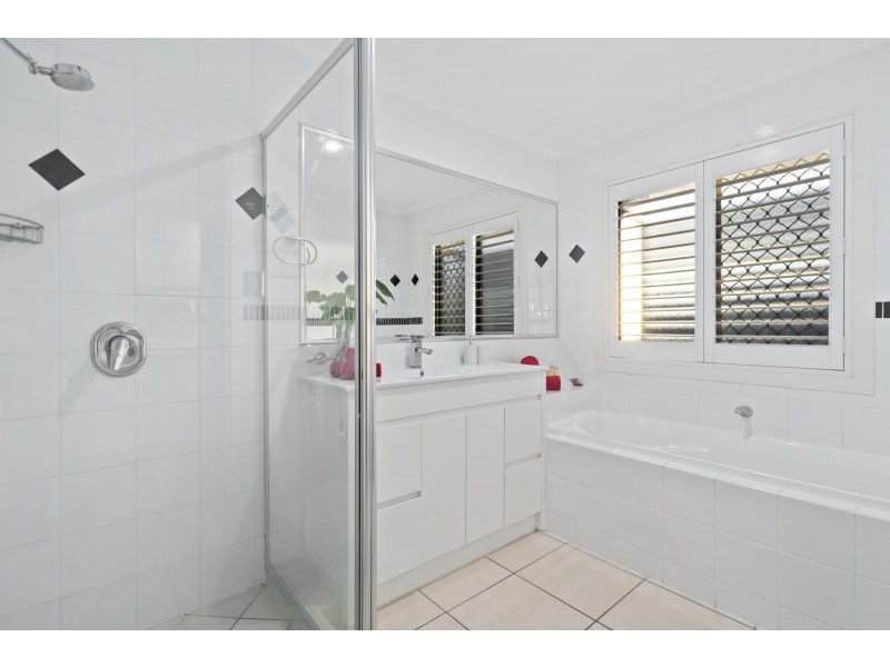 18 Huxley Court, Pacific Pines QLD 4211