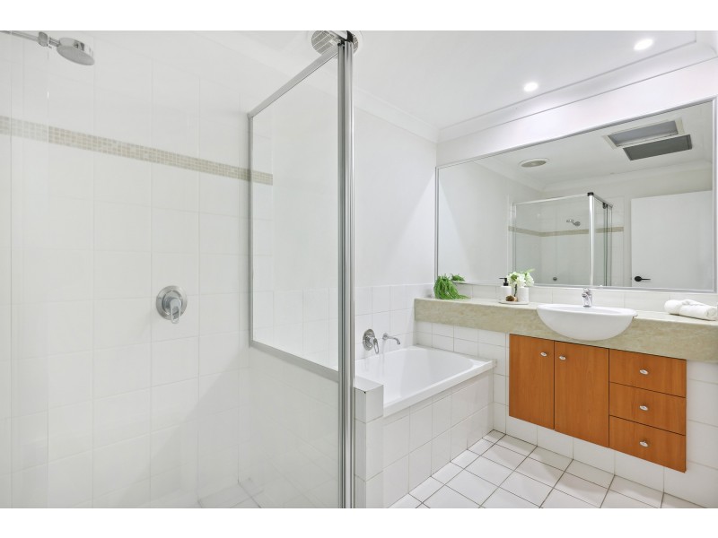 16/302 Christine Avenue, Varsity Lakes QLD 4227