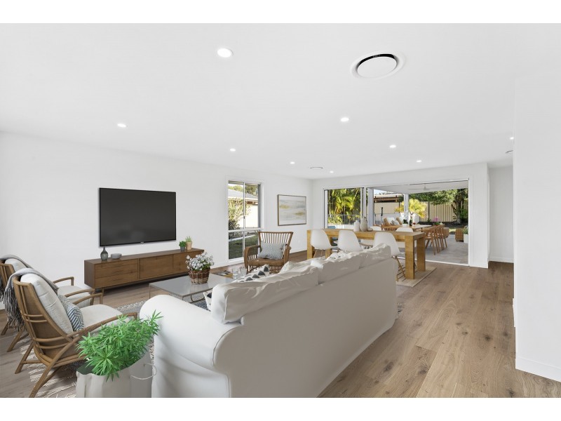 4 Silkyoak Court, Burleigh Waters QLD 4220