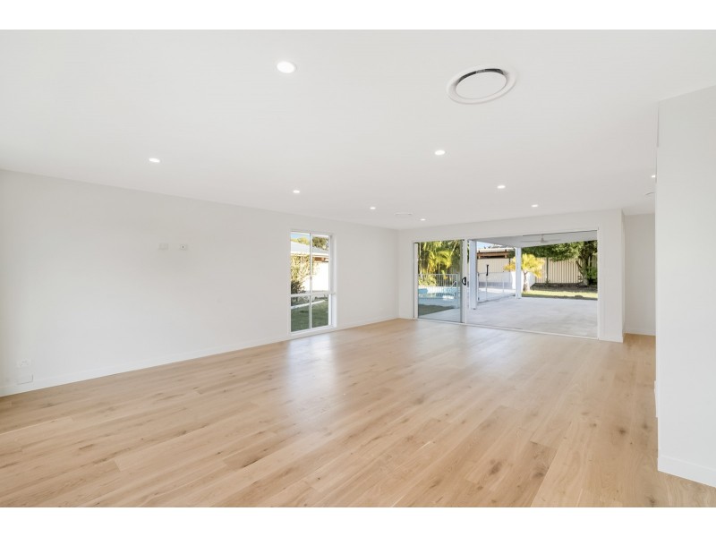 4 Silkyoak Court, Burleigh Waters QLD 4220