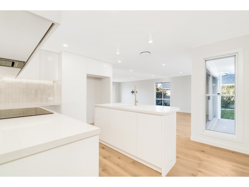 4 Silkyoak Court, Burleigh Waters QLD 4220