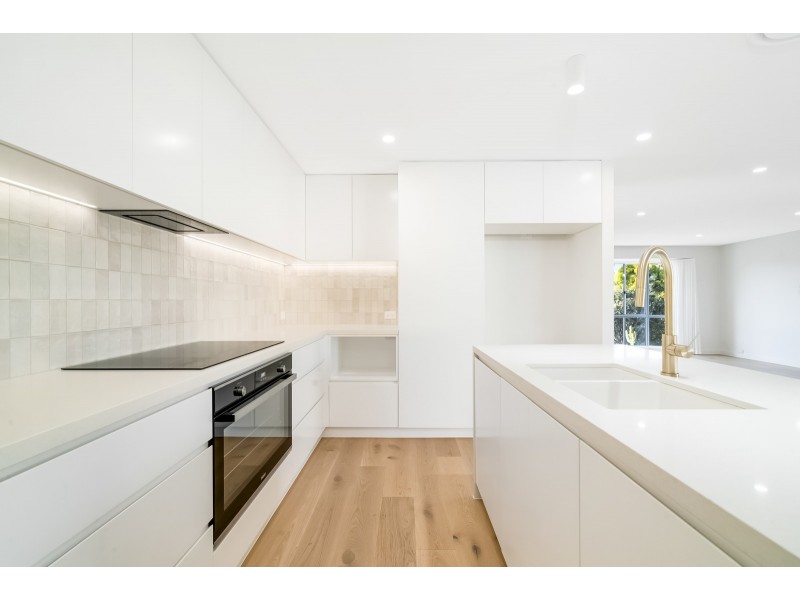 4 Silkyoak Court, Burleigh Waters QLD 4220