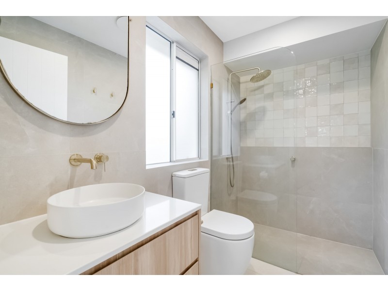 4 Silkyoak Court, Burleigh Waters QLD 4220