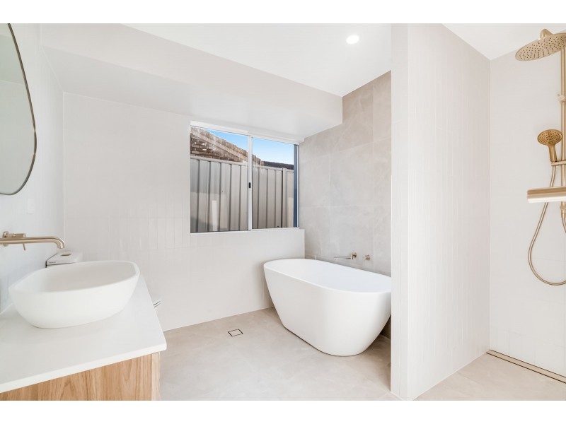 4 Silkyoak Court, Burleigh Waters QLD 4220