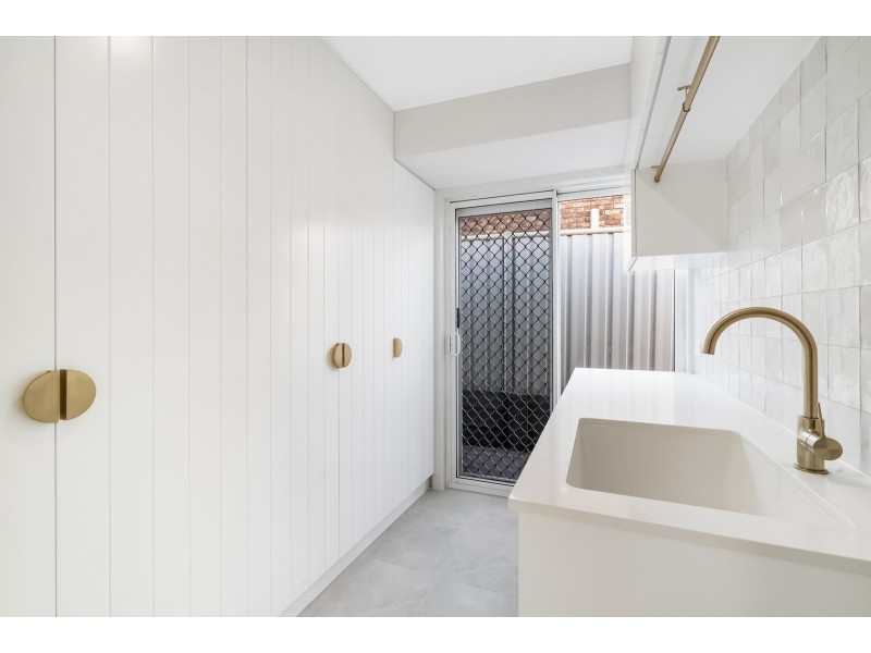 4 Silkyoak Court, Burleigh Waters QLD 4220