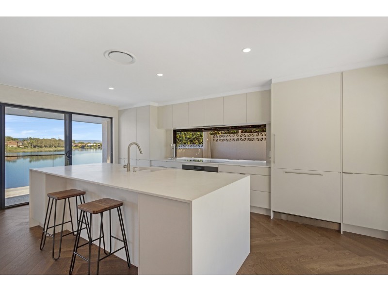 10 Spoonbill Court, Burleigh Waters QLD 4220