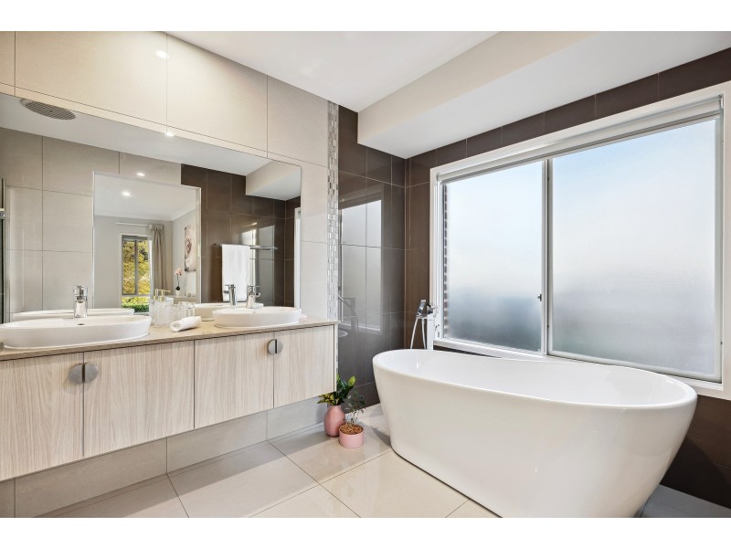 8 Button Quail Court, Gilston QLD 4211