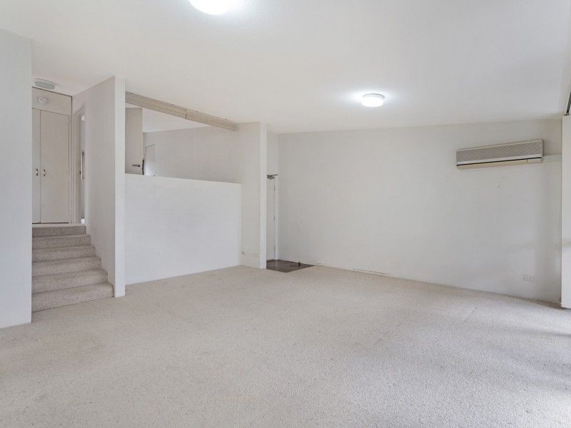 11/30 Holland Court, Broadbeach Waters QLD 4218