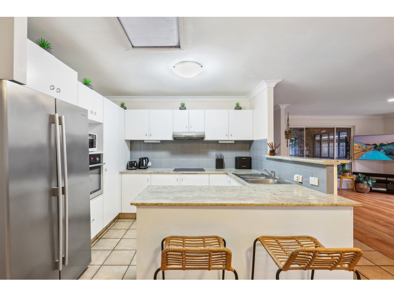 6 Redwing Court, Burleigh Waters QLD 4220
